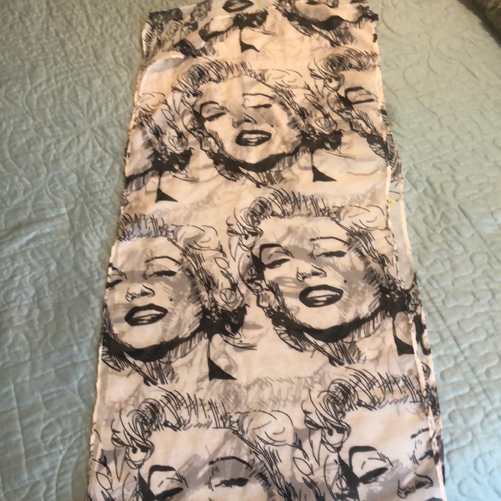 Marilyn Monroe beautiful scarf